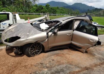 KEADAAN Porsche Macan yang dipandu Lee Cheng Yik mengalami kerosakan teruk selepas terbabit kemalangan dengan dua buah keadaan lain di Kilometer 55.6 Lebuh Raya Karak ke Kuala Lumpur berdekatan Bentong, Pahang. - FOTO IHSAN IPD BENTONG