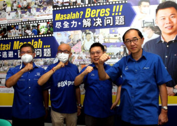 MAH Hang Soon (kanan) semasa merasmikan Pusat Penyelaras BN Ipoh Barat di Ipoh hari ini. - UTUSAN/ZULFACHRI ZULKIFLI