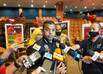 AYOB Khan Mydin Pitchay ketika ditemui pemberita selepas menjadi panel Seminar Isu Sosial Masyarakat 2022 di UTeM, Durian Tunggal, Melaka. - UTUSAN/DIYANATUL ATIQAH ZAKARYA