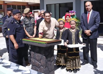 AHMAD Faizal Azumu (tengah) menandatangani plak perasmian Surau Al-Faizin Sekolah Kebangsaan Pasukan Polis Hutan di Ulu Kinta dekat Ipoh hari ini. - UTUSAN/MUHAMAD NAZREEN SYAH MUSTHAFA