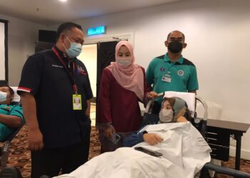 MOHD Amran (kiri) turut meninjau keadaan penderma darah dalam
Program Derma Darah di Hotel Perdana di Kota Bharu hari ini.