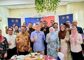 AZLAN Man (lima dari kanan) bersama pengamal media Perlis sempena sambutan Hawana peringkat negeri Perlis di Norsalela Empire, Kangar, Perlis hari ini.- UTUSAN