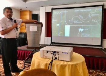 MOHAMMAD Zamri Ibrahim memberi Taklimat Kepada Media Mengenai Projek Hidroelektrik Nenggiri Gua Musang di Hotel  Perdana, Kota Bharu semalam. -UTUSAN/ROSLJZA MOHAMED