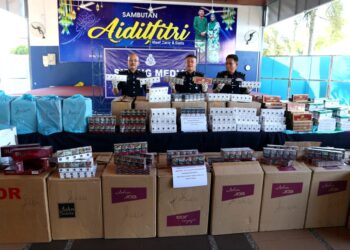 Pihak berkuasa menunjukkan pelbagai jenis rokok seludup yang berjaya dirampas dalam oeprasi penguatkuasaan.  -UTUSAN/ZULHANIFA SIDEK