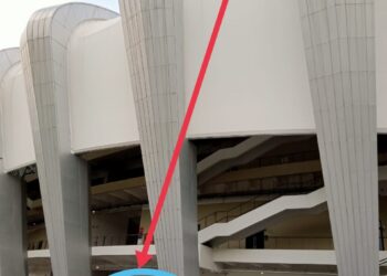 LOKASI dua pekerja pembersihan terjatuh daripada ketinggian 27 meter ketika melakukan kerja pembersihan bumbung Stadium Sultan Ibrahim, Iskandar Puteri semalam.