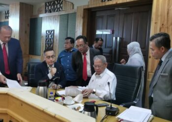 MUSTAPA (duduk tengah) ketika mengadakan perbincangan selepas selepas Sesi Taklimat dan Mesyuarat Pengurusan Projek Pembangunan di Kota Darulnaim, Kota Bharu hari ini. -UTUSAN/ROSALWANI CHE SOH