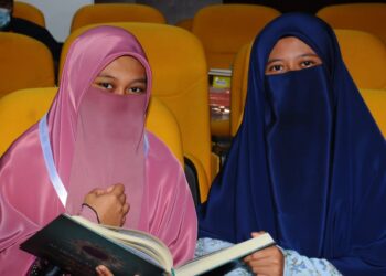 PASANGAN adik beradik dari Sabah Dian Karisma binti Mohd Japar (kiri) dan Miza Karisma mengulangkaji Al quran sebelum menaiki pentas bagi memperdengarkan bacaan Al quran bagi kategori hafazan Sempena Tilawah dan Hafazan Al quran Peringkat Kebangsaan di Pusat Islam Iskandar Johor Bahru disini.-UTUSAN/RAJA JAAFAR ALI
