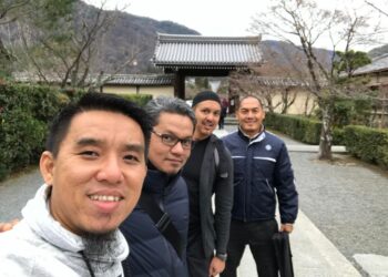 FIRDAUS Wong Wai Hung (kiri sekali) dan Zulkarnain (dua dari kiri) bergambar ketika terlibat program dakwah di Jepun baru-baru ini. - Foto ihsan Firdaus Wong Wai Hung
