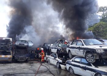 ANGGOTA bomba memadamkan kebakaran di stor kenderaan lama di Jalan Bendahara, Kampung Temiang, Ipoh hari ini. - UTUSAN/IHSAN JBPM PERAK