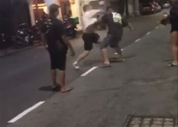 TANGKAP layar video tular membabitkan dua lelaki yang bergaduh di sebuah restoran di Lebuh Chulia, Georgetown, Pulau Pinang.