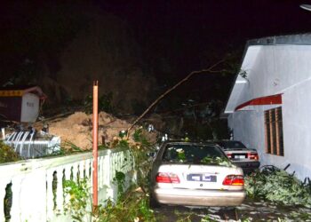 KEJADIAN tanah runtuh di Taman Bukit Sentosa, Jalan Tun Dr. Ismail, Seremban malam tadi yang merosakkan dua buah kereta dan menjejaskan sebuah rumah.-UTUSAN/ZAKKINA WATI AHMAD TARMIZI.