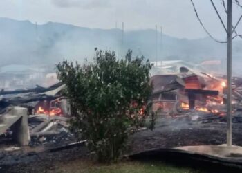 KLINIK Kesihatan Mansiat musnah dalam kebakaran yang berlaku di Jalan Sook, Keningau petang semalam.
