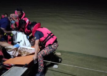 ANGGOTA bomba membawa naik mayat mangsa lemas yang dijumpai terapung di muara sungai dekat Kampung Pasang Api, Bagan Datuk semalam. - UTUSAN/JBPM PERAK