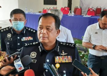 ZAINOL Samah bercakap kepada pemberita dalam sidang akhbar selepas menghadiri Program Townhall Bembanku Maju Jaya di Kompleks Japerun Bemban, Jasin, Melaka. - UTUSAN/AMRAN MULUP