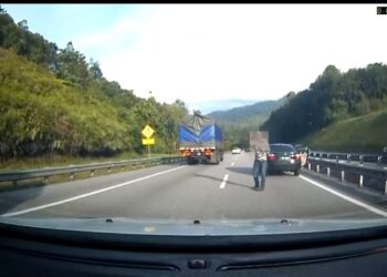 TANGKAP layar video tular seorang lelaki mengamuk di Kilometer 253, Lebuh Raya Utara-Selatan dekat Kuala Kangsar Ahad lalu. - UTUSAN/MEDIA SOSIAL