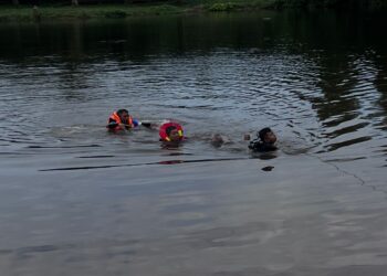 ANGGOTA bomba dan penyelamat mencari lelaki warga Indonesia yang kemudian ditemukan lemas di dalam kolam di Bedong, Sungai Petani, di sini.