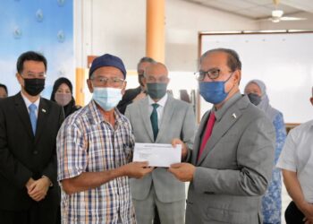 WAN ROSDY Wan Ismail menyerahkan surat lantikan kepada kontraktor daerah Bentong dan Raub dalam satu majlis ringkas yang diadakan di Majlis Perbandaran Bentong di Bentong, Pahang.