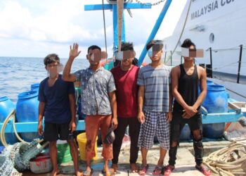 SEBAHAGIAN nelayan warga Indonesia ditahan Maritim Malaysia Selangor kerana menangkap ikan melepasi kawasan seperti yang dibenarkan dalam permit dekat perairan berhampiran Sungai Besar, Sabak Bernam, Selangor semalam.