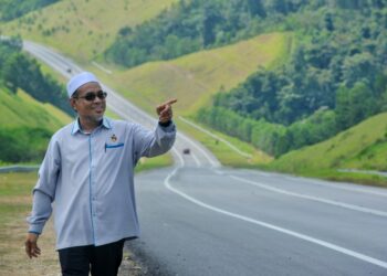 SUHAIMI Kasim ketika meninjau Jalan Temiang-Pantai di Seremban yang popular dalam kalangan pengguna jalan raya untuk bergambar dan menikmati pemandangan indah di situ. - UTUSAN/MOHD. SHAHJEHAN MAAMIN