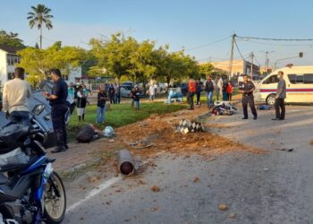 SEORANG wanita maut apabila terbabit dalam nahas tiga buah kenderaan di persimpangan lampu isyarat berhampiran Pejabat Pos Gemencheh, Tampin, pagi tadi.