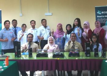 YASMIN Kamarudin (tengah) bergambar bersama pasukan Ecolest9 selepas menandatangani Dokumen Kerjasama Pasukan Ecolest9, Unit Pembangunan Bakat Murid, Sektor Pembangunan Bakat Murid dan Sektor Sumber Pendidikan Jabatan Pendidikan Negeri (JPN) Selangor di Shah Alam, Selangor, hari ini. - UTUSAN / ABDUL RAZAK IDRIS