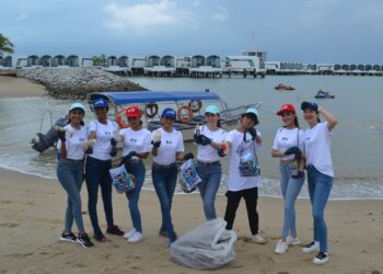 HATTA Dolmat (tiga dari kanan) bersama para peserta Miss Universe Malaysia 2022 turut serta dalam Program Ocean's Us Sustainable Ecotourisme CSR Beach Cleanup di Hotel Lexis Hibiscus Port Dickson hari ini.-UTUSAN/ZAKKINA WATI AHMAD TARMIZI.