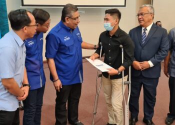 MEGAT Zulkarnian menyempurnakan Majlis Penyerahan Bantuan Awal Pengajian Yayasan Bank Rakyat kepada pelajar UNIMAS dan UITM Sarawak.