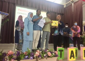 MOHAMMAD Rosli Abdul Rahman (kanan)  menyampaikan keputusan Sijil Pelajaran Malaysia (SPM) 2021 kepada calon pelajar cemerlang di Sekolah Menengah Kebangsaan Abdul Rahman Talib di Kuantan, Pahang. - UTUSAN/ DIANA SURYA ABD WAHAB