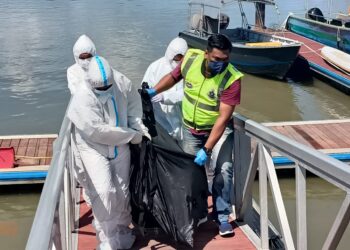MAYAT salah seorang lelaki tanpa identiti yang ditemukan terapung di perairan Johor Timur dibawa ke jeti Zon Maritim Tanjung Sedili untuk diserahkan kepada pihak polis.