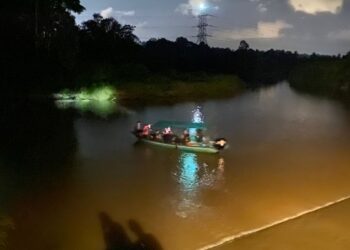 ANGGOTA bomba menjalankan operasi mencari dan menyelamat dua pelajar pondok yang dikhuatiri lemas di Sungai Machang, Limbat, Kota Bharu, Kelantan. - IHSAN BOMBA