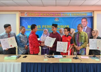 ABDUL Muie Ngah (tiga dari kiri) beramah mesra bersama sebahagian daripada pelajar yang memperoleh keputusan cemerlang dalam peperiksaan SPM di Kuala Terengganu, hari ini. - UTUSAN/PUTQRA HAIRRY ROSLI