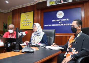 RAHIMAH Mohamed (tengah) dalam sidang akhbar pengumuman keputusan SPM 2021 bagi negeri Perak di Jabatan Pendidikan Negeri Perak di Ipoh hari ini. - UTUSAN/MUHAMAD NAZREEN SYAH MUSTHAFA