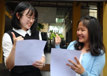 Sebahagian pelajar cemerlang Sekolah Sultan Ismail (SSI), Johor Bahru  yang mendapat semua A dalam mata pelajaran yang diduduki meraikan kejayaan mereka pada pengumuman keputusan SPM 2021 di sini.