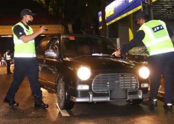 ANGGOTA JPJ memeriksa kereta Perodua Kelisa yang diubah suai identiti kepada Daihatsu dalam Op Pengarah JPJ Perak di Jalan Sultan Idris Shah, Ipoh semalam. - UTUSAN/MUHAMAD NAZREEN SYAH MUSTHAFA