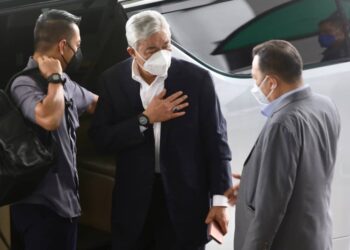 SUMBANGAN yang diterima Ahmad Zahid Hamidi daripada UKSB didakwa diperoleh daripada syarikat pemegang saham di Hong Kong yang menyerahkan wang tersebut melalui syarikat pengurup wang. - UTUSAN/ZULFADHLI ZAKI