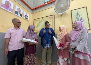 NAHARUDEEN Othman (tengah) berbual bersama calon cemerlang SPM 2021 di Sekolah Menengah Sains Tuanku Syed Putra di Kangar, Perlis hari ini. - UTUSAN/NUR NAZLINA NADZARI