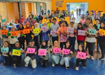 ZUL Senin bergambar bersama calon SPM 2021 cemerlang ketika ditemui di Dewan SMK Tunku Besar Tampin, Tampin, hari ini.-UTUSAN/NOR AINNA HAMZAH.