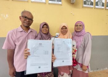 ANIS Sofiah Zolkharnain (dua dari kanan) dan Anis Solehah bersama ibu bapa mereka selepas menerima keputusan Sijil Pelajaran Malaysia (SPM) 2021 di Sekolah Menengah Sains Tuanku Syed Putra, Kangar, Perlis hari ini. - UTUSAN/NAZLINA NADZARI