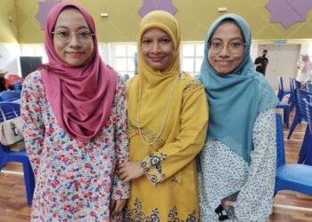 NURUL Fatihana Abdul Rahman (kiri) dan Nurul Fatiha (kanan) bersama ibu mereka, Nor Azlinda Nik Mohd. Noor selepas mendapat keputusan cemerlang dalam SPM 2021 di Kolej Genius Insan (KGI) Universiti Sains Islam Malaysia (USIM) Nilai, Seremban hari ini.