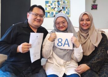 NURATHIRAH Sofiya Syahrul Azhar diapit kedua ibu bapanya di rumahnya selepas memperoleh keputusan peperiksaan SPM di Shah Alam, Selangor, hari ini.