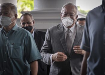 NAJIB Tun Razak hadir di Mahkamah Tinggi Kuala Lumpur bagi perbicaraan kes rasuah dan pengubahan wang haram dana RM2.3 bilion milik 1MDB. - UTUSAN/FAIZ ALIF AHMAD ZUBIR