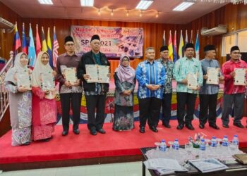 RAIS Yasin (lima dari kanan) bergambar bersama pengetua-pengetua sekolah yang menerima sijil penghargaan pencapaian SPM 2021 di Bukit Baru, Melaka. - UTUSAN/MUHAMMAD SHAHIZAM TAZALI