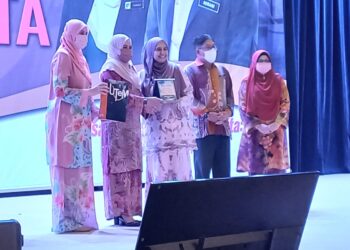 NORAINI Ahmad (dua dari kiri) menyampaikan anugerah Ikon Keusahawanan Inovasi kepada Nurul Hidayah Arshad pada Konvensyen Keusahawanan Teknikal Wanita 2022 di Dewan Canselor UTeM, Ayer Keroh, Melaka. - UTUSAN/AMRAN MULUP