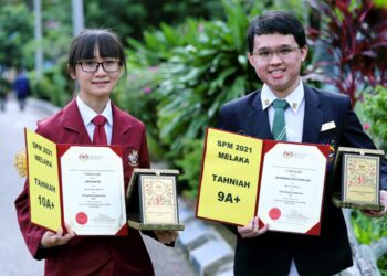 LIM Yuan Pei bersama Ian George Taye Cheng Ean masing-masing mendapat pencapaian cemerlang keputusan SPM pada Majlis Apresiasi SPM 2021 Melaka di Dewan Bestari, Jabatan Pendidikan Negeri (JPN) Melaka. -UTUSAN/RASUL AZLI SAMAD