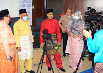 Datuk Idris Ahmad (dua dari kiri) melawat bilik media ketika mengadakan lawatan  pada pertandingan Tilawah dan Hafazan Al quran Peringkat Kebangsaan di Pusat Islam Iskandar Johor Bahru.