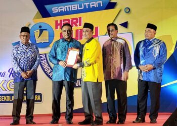 REEZAL MERICAN Naina Merican (dua dari kiri) ketika hadir menyampaikan anugerah kepada warga pendidik terpilih pada Majlis Makan Malam Apresiasi dan Penutupan Sambutan Hari Guru peringkat negeri di Tasek Gelugor, Pulau Pinang malam tadi.