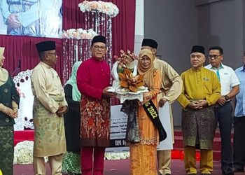 WAN Rosdy Wan Ismail (tengah, baju Melayu merah) menyampaikan cenderahati kepada Tokoh Guru Pahang 2022, Datin Seri Fatimah Kassim sempena Sambutan Hari Guru Pahang di Maran, Pahang. - UTUSAN/SALEHUDIN MAT RASAD