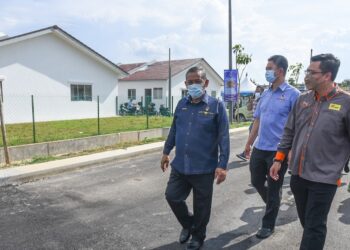 AMINUDDIN Harun (kiri) ketika meninjau projek perumahan rumah mampu milik di Taman Nada Seruni, Juasseh, Kuala Pilah baru-baru ini.