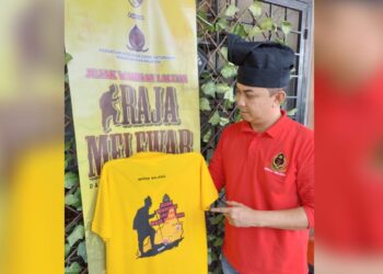 NAZRI Kamal melihat baju T yang disediakan untuk 300 peserta yang akan menyertai program Jejak Warisan Raja Melewar pada Ahad ini ketika ditemui pemberita di -Seremban, hari ini.-UTUSAN/NAZARUDIN SHAHARI
