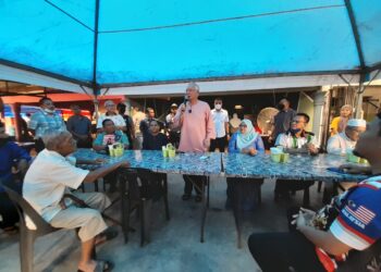 NAJIB Tun Razak beramah mesra dengan warga Felda pada Majlis Sembang Santai di Felda Gugusan Adela, hari ini.